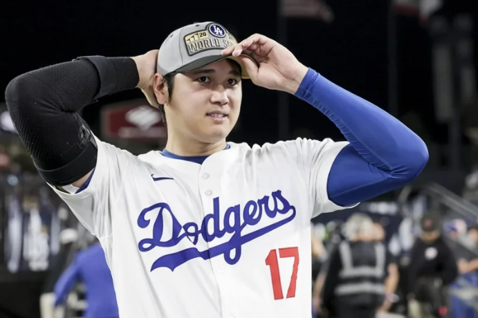 Pha bóng trên sân nhà thứ 50 của MLB/Otani bị truyền thông soi mói